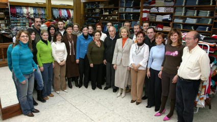 Trabajadores de los Almacenes León junto a León Gómez y familia