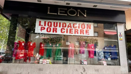 Cartel en el escaparate que anuncia la liquidación