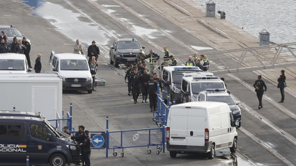 La Policía Nacional lleva a algunos de los detenidos en alta mar, desembarcados en una fragata en el Puerto de A Coruña