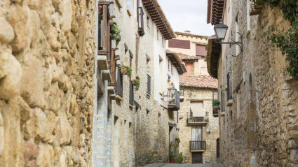 Pasear por Mirambel es recorrer las calles de una ciudad medieval.