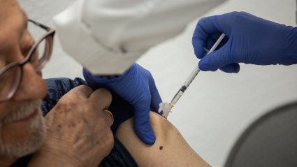 Una hombre se vacuna durante el inicio de la campaña de vacunación de la gripe, en el Centro de Salud Segovia, a 15 de octubre de 2025, en Madrid
