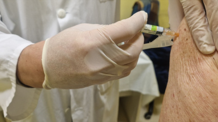 Un profesional sanitario administra una dosis de vacuna contra la Covid-19 a un paciente