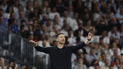 Xabi Alonso da instrucciones a sus jugadores durante el Real Madrid - Juventus