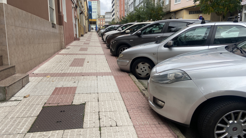 Coches aparcados en la calle Curros Enríquez de A Coruña