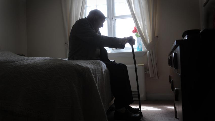 Rosa, hija de un pensionista con la casa okupada: "Alquiló su vivienda para pagar la residencia porque no le llegaba y ahora tiene una deuda de 17.500 euros"