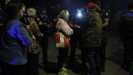 La Policía Local de Gijón, con los vecinos evacuados por el incendio forestal del Monte Areo