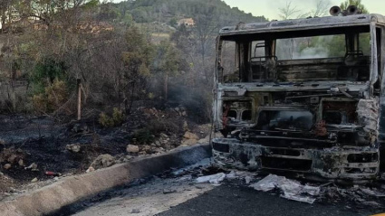 El vehículo quedó completamente calcinado tras el incendio que se ha producido esta mañana en la N-332