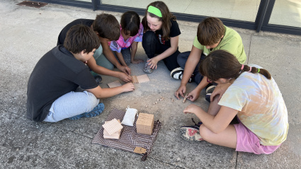 Un grup d'alumnes de l'escola Sant Climent de Coll de Nargó (Alt Urgell) fent una de les activitats que formen part de la maleta pedagògica sobre els raiers.