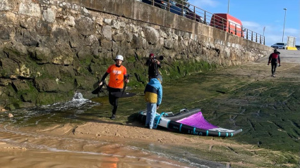Usuario de la rampa accediendo al agua con su material deportivo