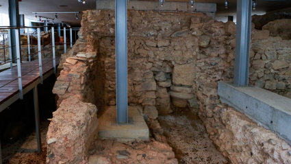 Restos romanos en el patio del palacio de Mayoralgo