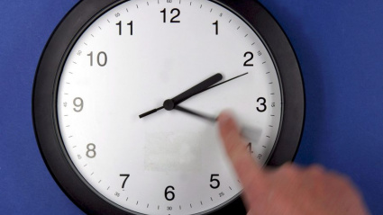 POK01 POKERNT (ALEMANIA) 27/3/2008.- Imagen de una mano adelantando un reloj en Pokrent, Alemania, hoy, jueves 27 de marzo. La mayoría de los países europeos adelantarán sus relojes una hora el próximo 30 de marzo para aprovechar la luz del día.EFE/Jens Buettner