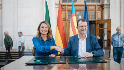 La alcaldesa de Castellón de la Plana, Begoña Carrasco, firma en la plaza Mayor el contrato de obra para la reforma del Mercado Central