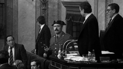 El teniente coronel Tejero irrumpe, pistola en mano, en el Congreso de los Diputados.