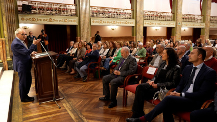 El decano del Colexio de Avogados de Lugo, Félix Mondelo, se dirige a los participantes en las jornadas sobre violencia de género