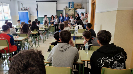 La delegada de Agricultura, Soledad Aranda, inaugura unas jornadas en Villatorres para animar a los estudiantes a dedicarse al sector del aceite de oliva