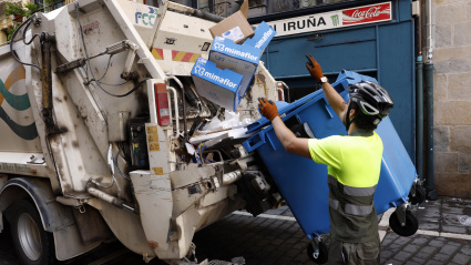 Varios trabajadores recogen la basura en Pamplona