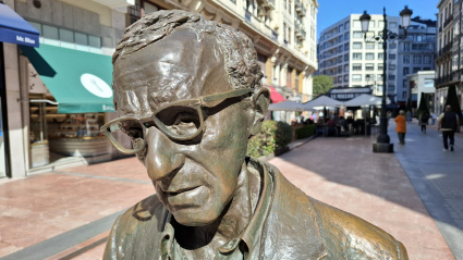 Escultura de Woody Allen, en la calle Milicias Nacionales de Oviedo