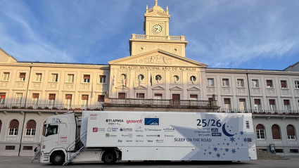 Camión de la campaña "Sleep on The Road" en la plaza de Armas de Ferrol