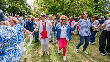 Bailes de mayores en Oleiros (A Coruña)