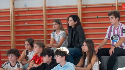 Un alumno porta la camiseta del Pucela durante el acto de Topuria y de Isabel Díaz Ayuso