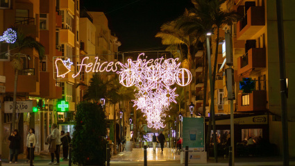Benalmádena brilla con luces y decoraciones navideñas festivas, creando un ambiente festivo mágico.