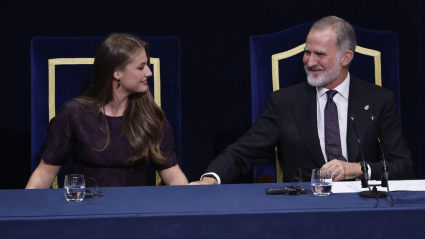 Mirada de complicidad entre el Rey Felipe y la Princesa Leonor en la ceremonia de entrega de los Premios Princesa de Asturias 2025