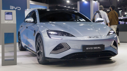 El sello BYD se exhibe en el Automobile Barcelona 2025 en Barcelona, España.