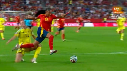 La española sufrió una durísima entrada de una jugadora sueca.