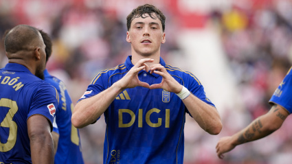 GIRONA (ESPAÑA), 25/10/2025.- El delantero del Real Oviedo Federico Viñas celebra su tanto ante el Girona FC durante el partido de LaLiga disputado en el estadio municipal de Montilivi de Girona este sábado. EFE/David Borrat.