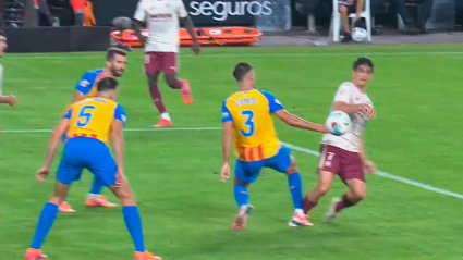 Imagen del penalti de Copete sobre Gerard Moreno