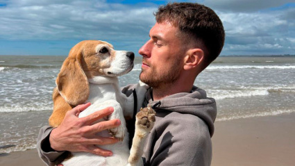 Ramsey junto a su perrita Halo que lleva días perdida en México y a la que no consigue encontrar.