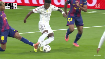 Imagen de la acción de Lamine Yamal con Vinicius en el Real Madrid- FC Barcelona