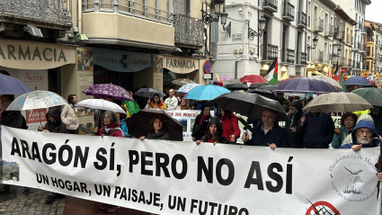 La lluvia no impidió que miles de personas salieran a la calle