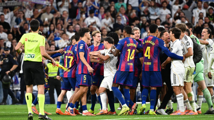 Tangana entre jugadores del Real Madrid y del Barcelona a la conclusión del partido