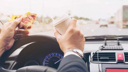 Descuidar el volante por ir comiendo mientras se conduce, es un riesgo muy grave.