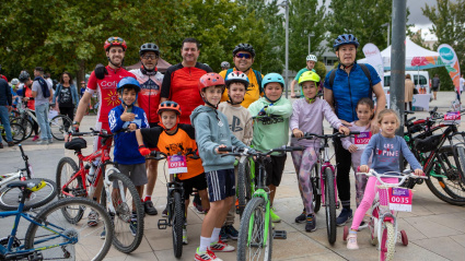 Jaén desafía a la lluvia y se echa a la calle para celebrar el Día de la Bicicleta