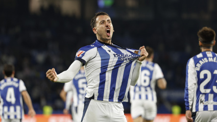 SAN SEBASTIÁN, 24/09/2025.- El delantero de la Real Sociedad, Mikel Oyarzabal, celebra el primer gol del equipo donostiarra durante el encuentro correspondiente a la sexta jornada de LaLiga de fútbol que Real Sociedad y RCD Mallorca disputan este miércoles en el Reale Arena, en San Sebastián. EFE/Juan Herrero
