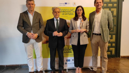 El presidente de la Diputación, Salvador Fuentes (segundo por la izda.), junto al delegado de Agricultura de la Junta, Francisco Acosta (izda.), y la delegada de Fondos Europeos en la Diputación, Ana Rosa Ruz, antes de la inauguración del encuentro.POLITICA SOCIEDAD