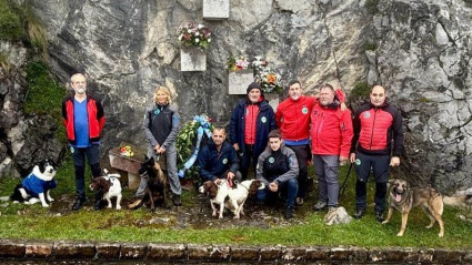 Miembros de la Unidad Canina de Rescate, con los perros