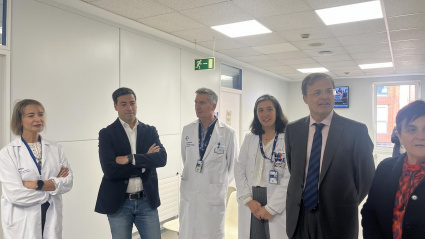 El lehendakari, Imanol Pradales y el consejero de Salud, Alberto Martínez, en el ambulatorio de Rodríguez Arias en Bilbao