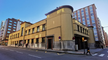 Edificio del antiguo parque de Bomberos y la antigua comisaría de la Policía Local de Gijón