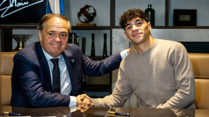 Jokin Aperribay y Jon Martín, durante el acto formal de renovación de contrato.