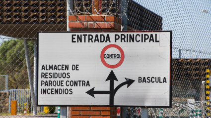 Señal que indica el punto de control y la instalación de almacenamiento de residuos a la entrada de la central nuclear de Alamaraz