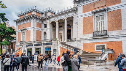 La gente hace cola en las taquillas del mundialmente famoso Museo del Prado de Madrid.