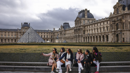 Visitantes en el exterior del Museo del Louvre