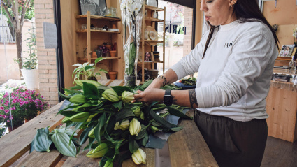 Chica trabajando en su floristería, Barcelona