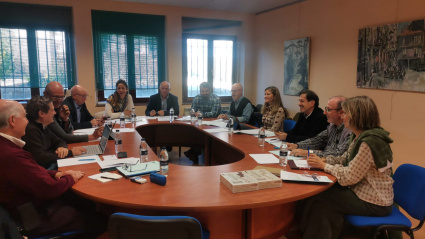 Reunión del jurado en la sede de la Fundación Piedad Isla, en la Casa de los Leones de Cervera de Pisuerga