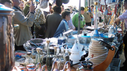 En la feria de Santos, además de gastronomía, los visitantes pueden encontrar muchos puestos de artesanía