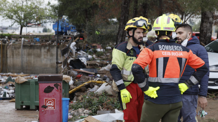 Bomberos y policía Nacional en los trabajos de achique y búsqueda en el parking de Bonaire en Aldaia, Valencia