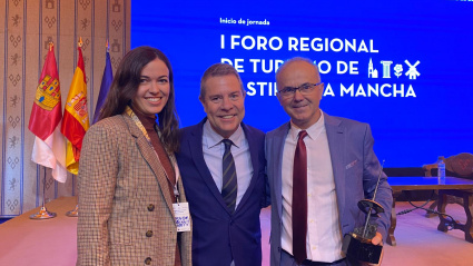 García Page junto a Rosendo e Irene de Bodegas Mainetes